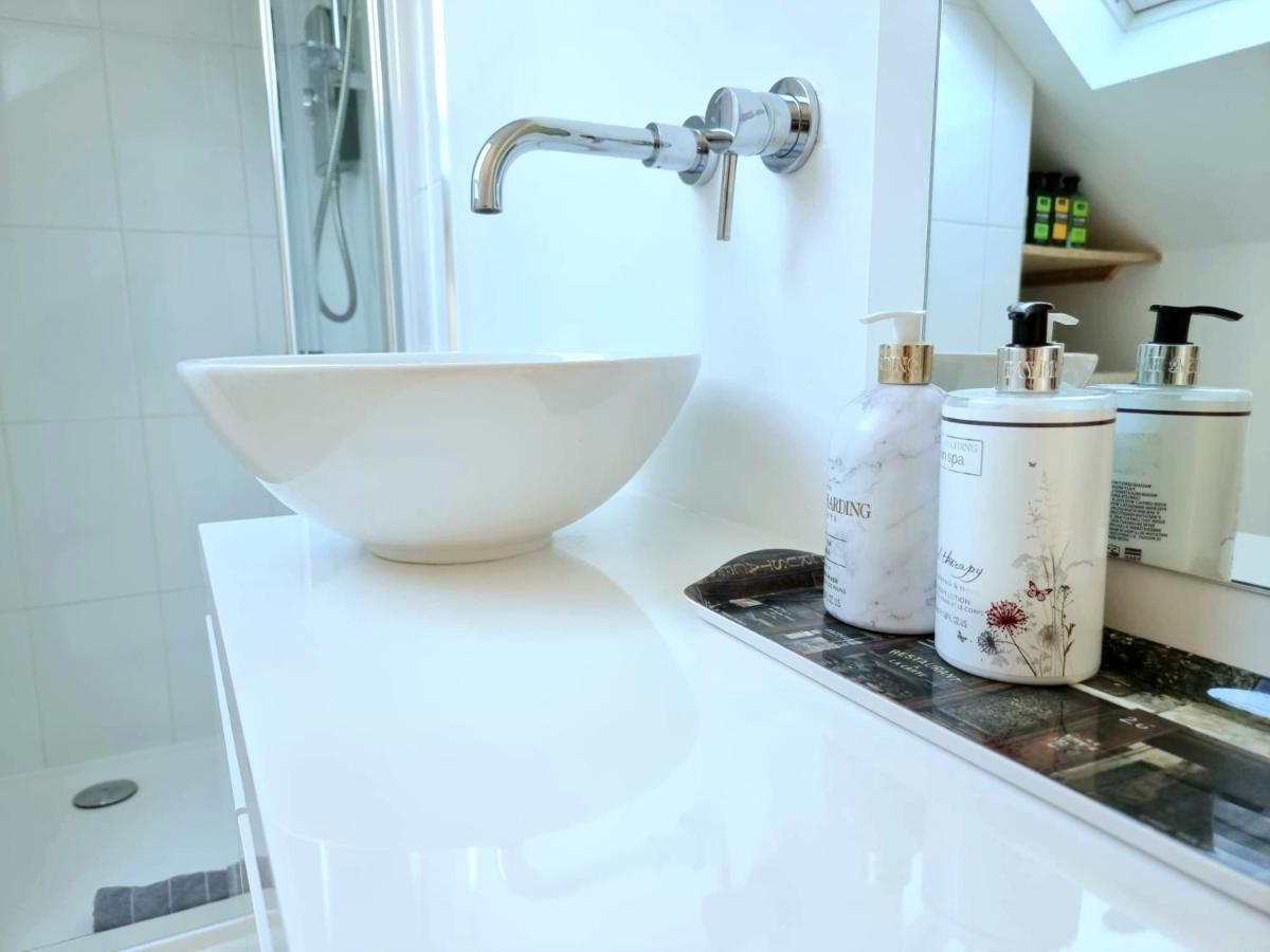 West Hill Retreat Seaview Balcony Chic Loft Studio & Free Parking Гастингс Экстерьер фото