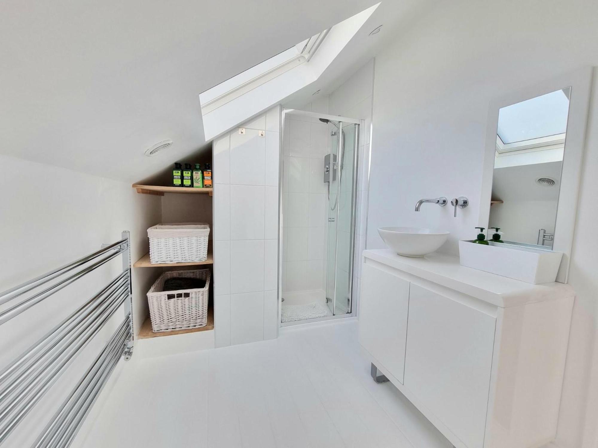 West Hill Retreat Seaview Balcony Chic Loft Studio & Free Parking Гастингс Экстерьер фото
