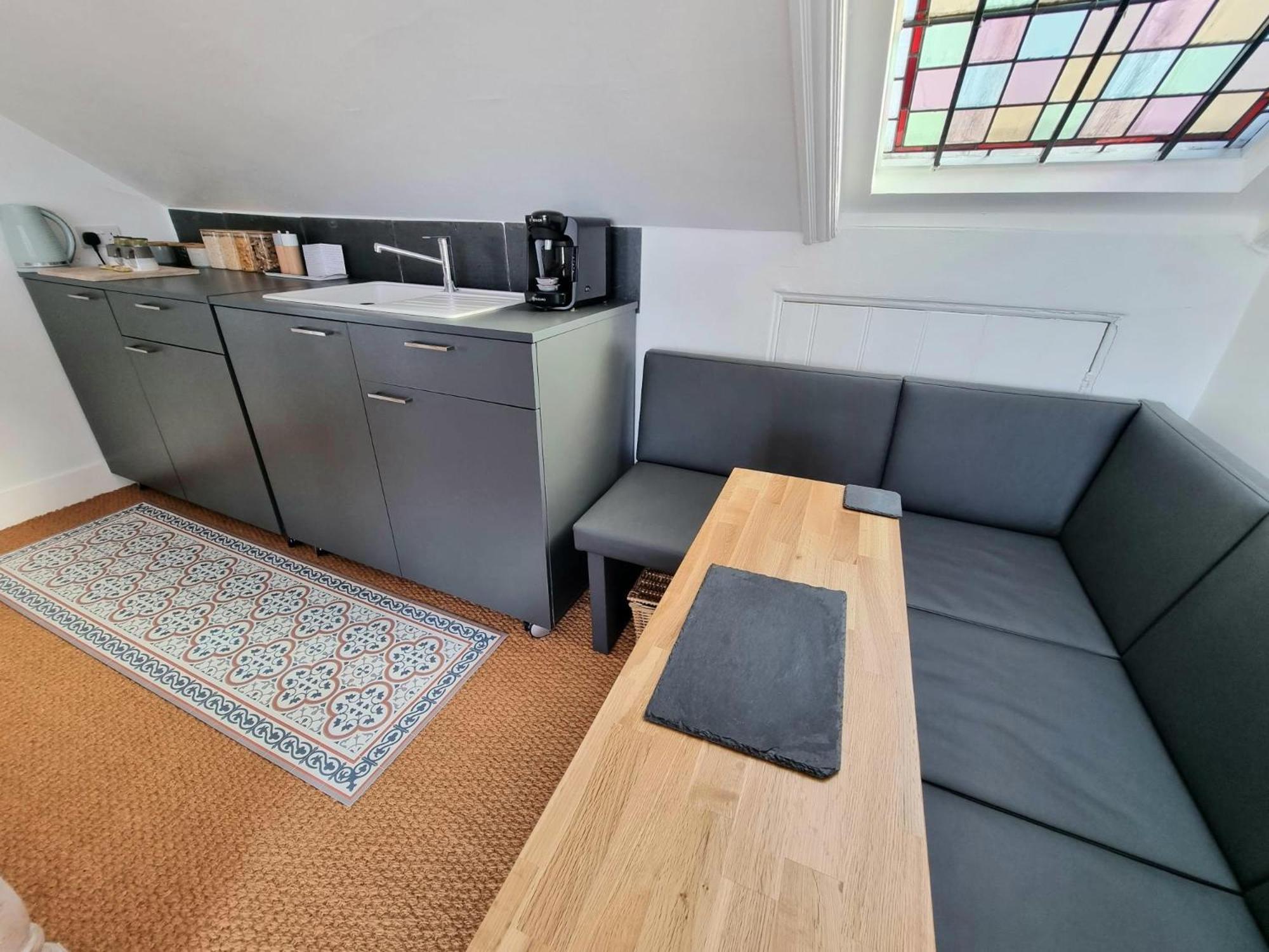 West Hill Retreat Seaview Balcony Chic Loft Studio & Free Parking Гастингс Экстерьер фото